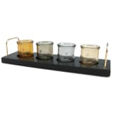 4 T- lichthalter/Glas auf ein Holztablett mit goldenen Griffe.