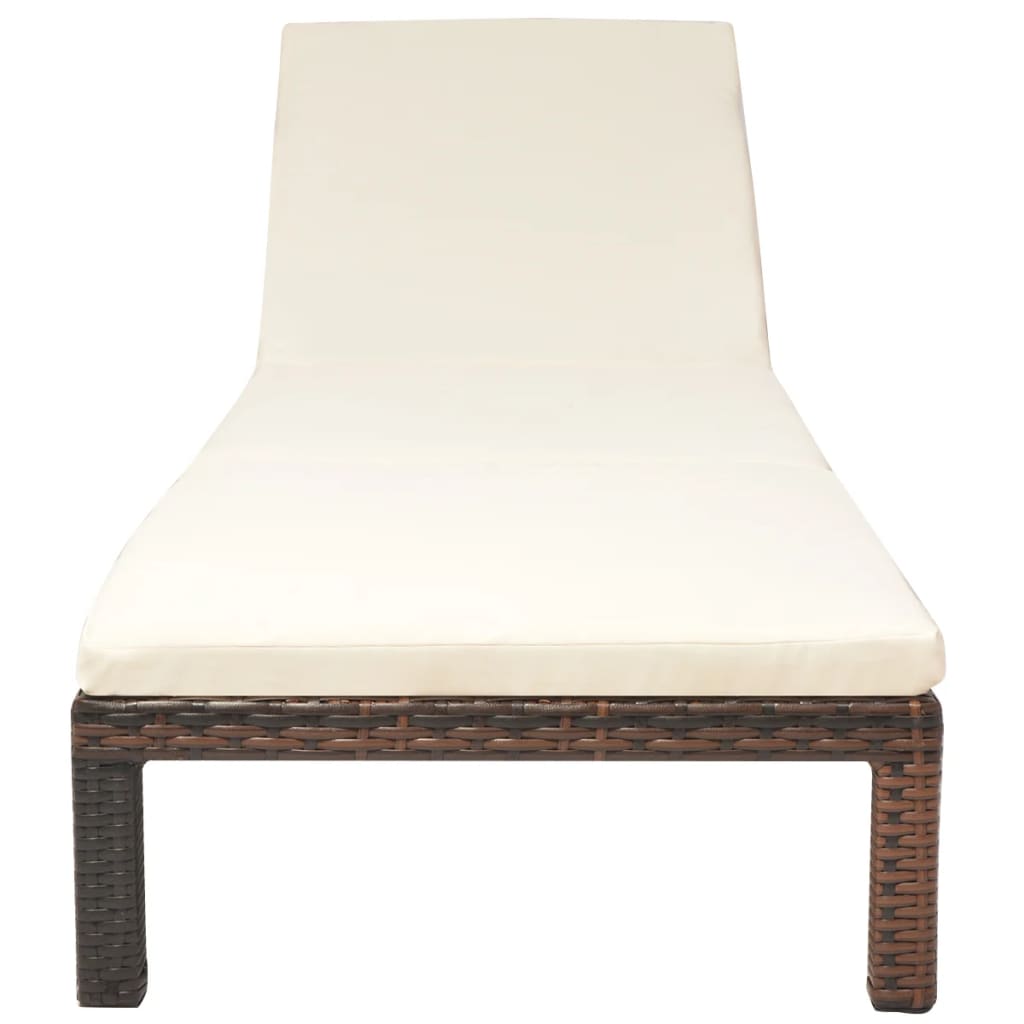 vidaXL barna polyrattan napozóágy párnával