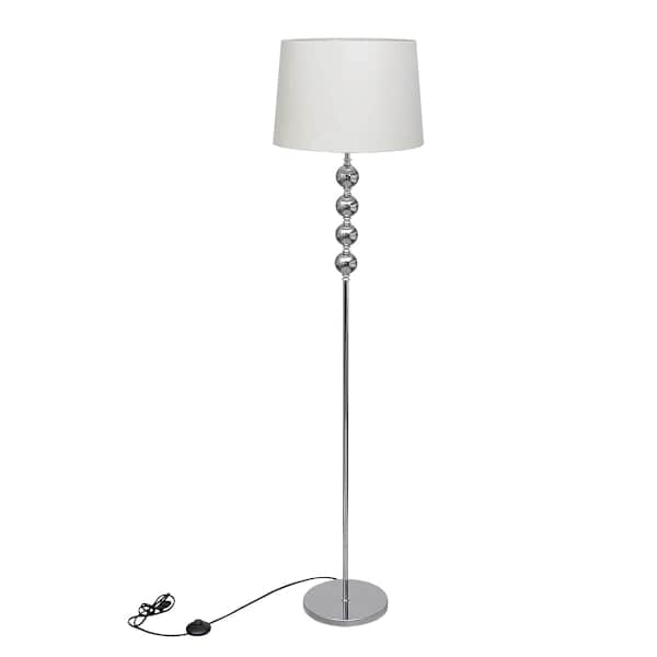 K&otilde;rge jalaga p&otilde;randalambi vari dekoratsioonidega, valge
