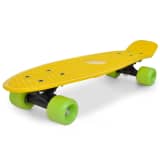 Retro skateboard so žltou doskou a zelenými kolesami
