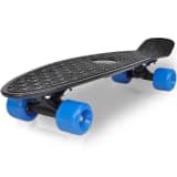Retro skateboard s čiernou doskou a modrými kolieskami 6,1"