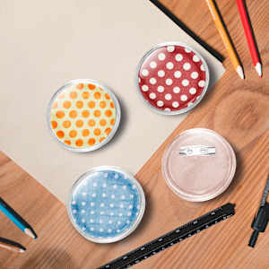 Gumbi za značke s priponkami 100 kompletov akril 44 mm