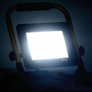 vidaXL LED reflektor s rukojet&iacute; 50 W studen&eacute; b&iacute;l&eacute; světlo