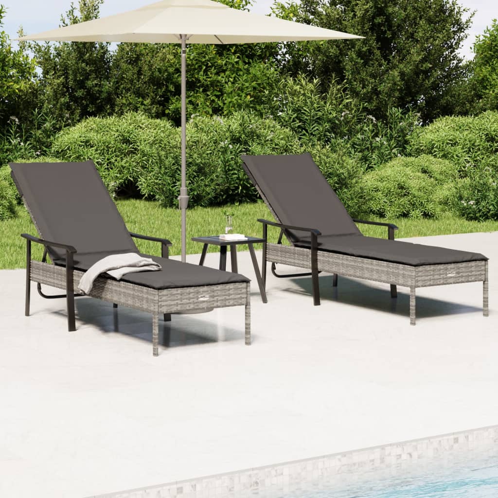 vidaXL Sonnenliegen 2 Stk. mit Tisch und Auflagen Grau Poly Rattan