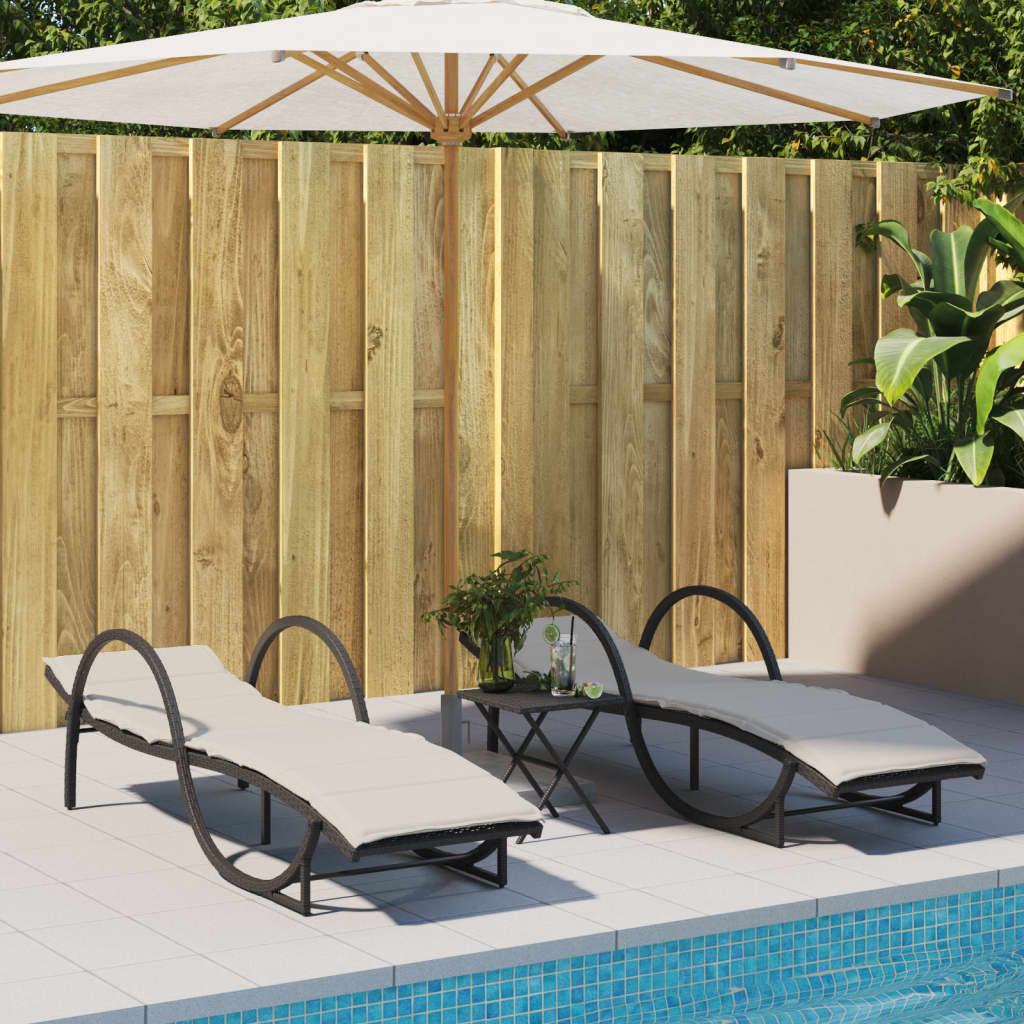vidaXL 2 db fekete polyrattan napozóágy asztallal