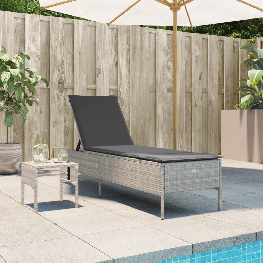 vidaXL Sonnenliege mit Tisch und Auflage Hellgrau Poly Rattan