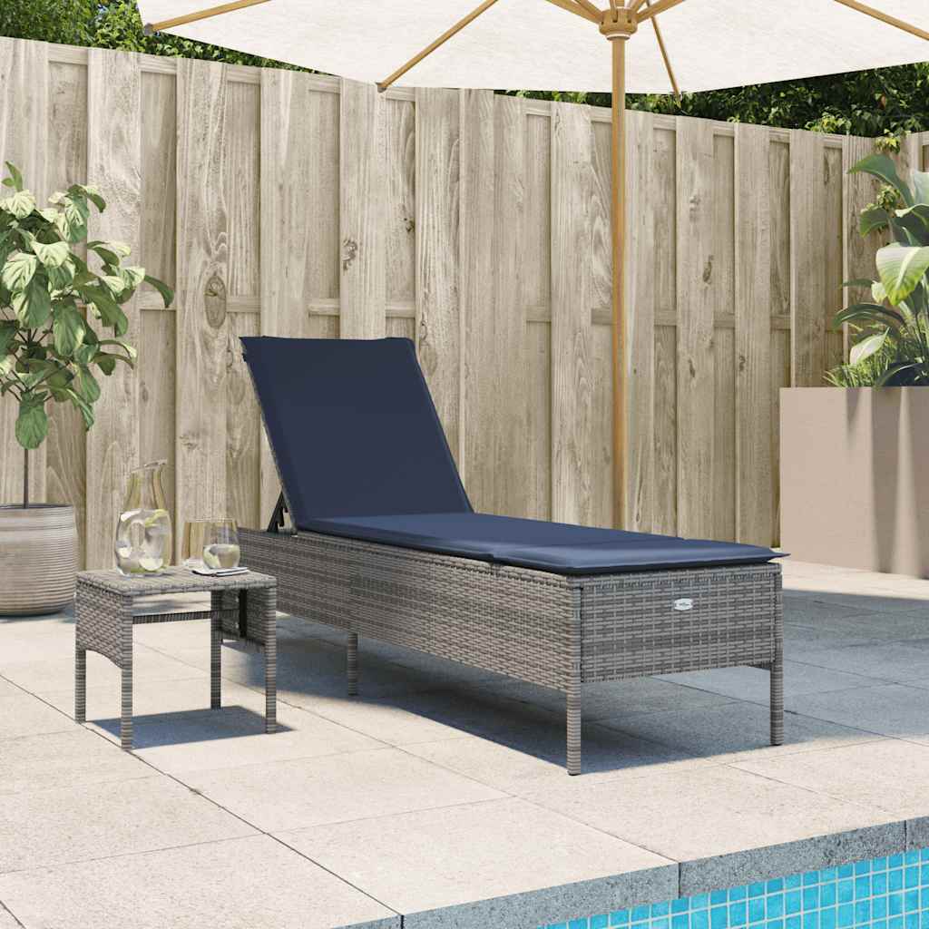vidaXL Sonnenliege mit Tisch und Kissen Grau Poly Rattan