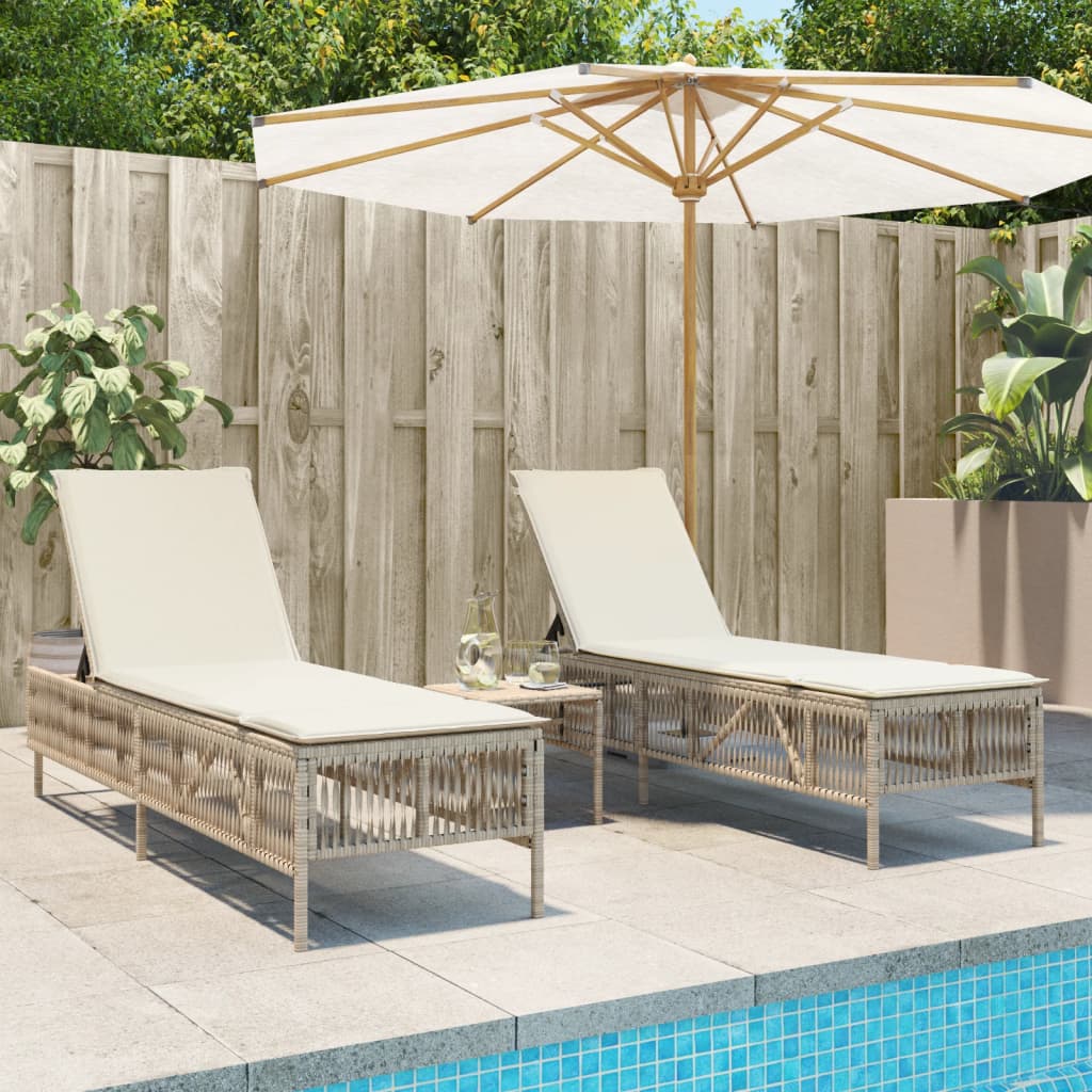 vidaXL Sonnenliegen 2 Stk. mit Tisch Beige Poly Rattan