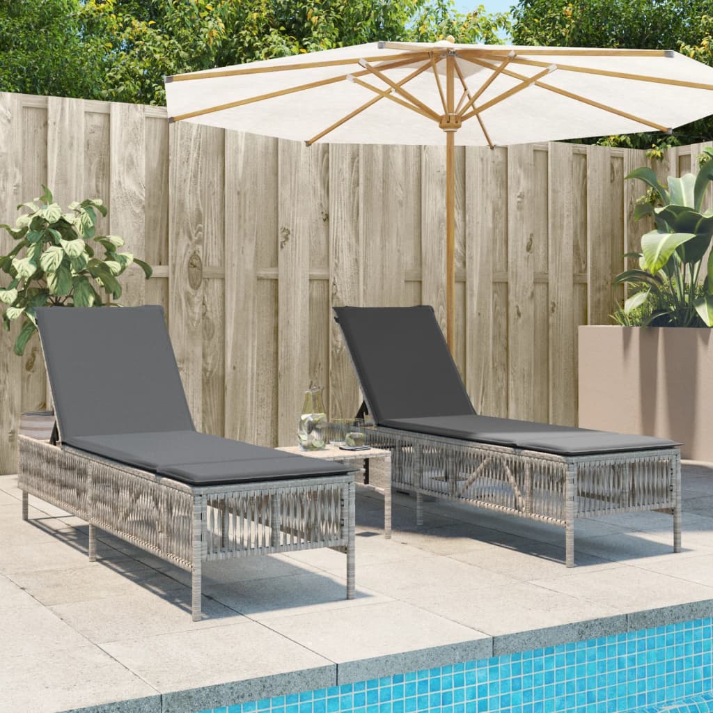 vidaXL Sonnenliegen 2 Stk. mit Tisch Hellgrau Poly Rattan