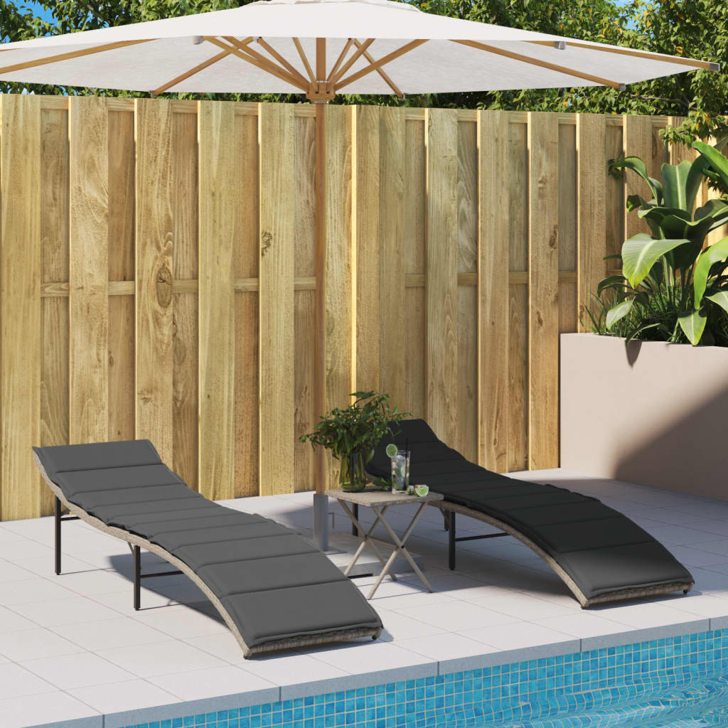 vidaXL Sonnenliegen 2 Stk. mit Auflagen Hellgrau Poly Rattan