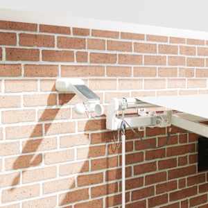 Retraktilna tenda Bela 450 × 300 cm Poliester in kovina - slika 4