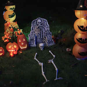 Halloween okostnjak z zemeljskimi bodicami Bela 45,5 x 13 cm